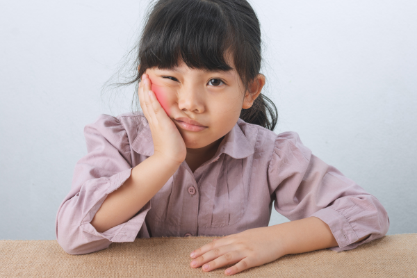 Votre enfant a une douleur dans les dents, une carrie, a reçu un choc dans les dents ?
